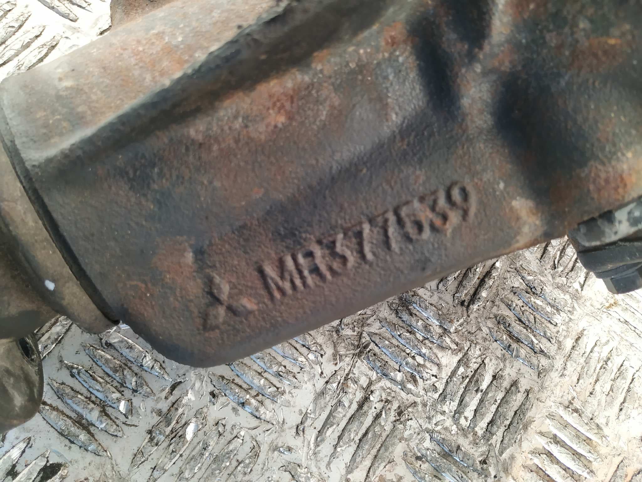 Recambio de DIFERENCIAL DELANTERO para MITSUBISHI MONTERO PININ (H60/H70) 2000 GDI (5-ptas.) 4G94 referencia OEM IAM MR377539   - GRIS 4