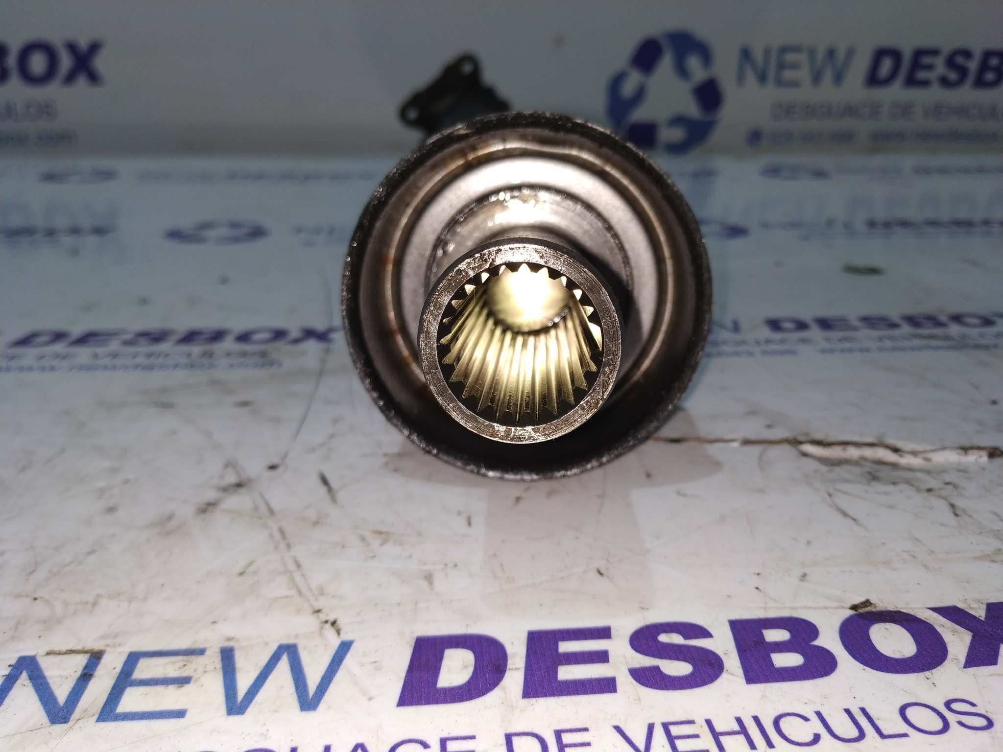 Recambio de TRANSMISION CENTRAL para MITSUBISHI MONTERO PININ (H60/H70) 2000 GDI (5-ptas.) 4G94 referencia OEM IAM MR388691   - GRIS 4
