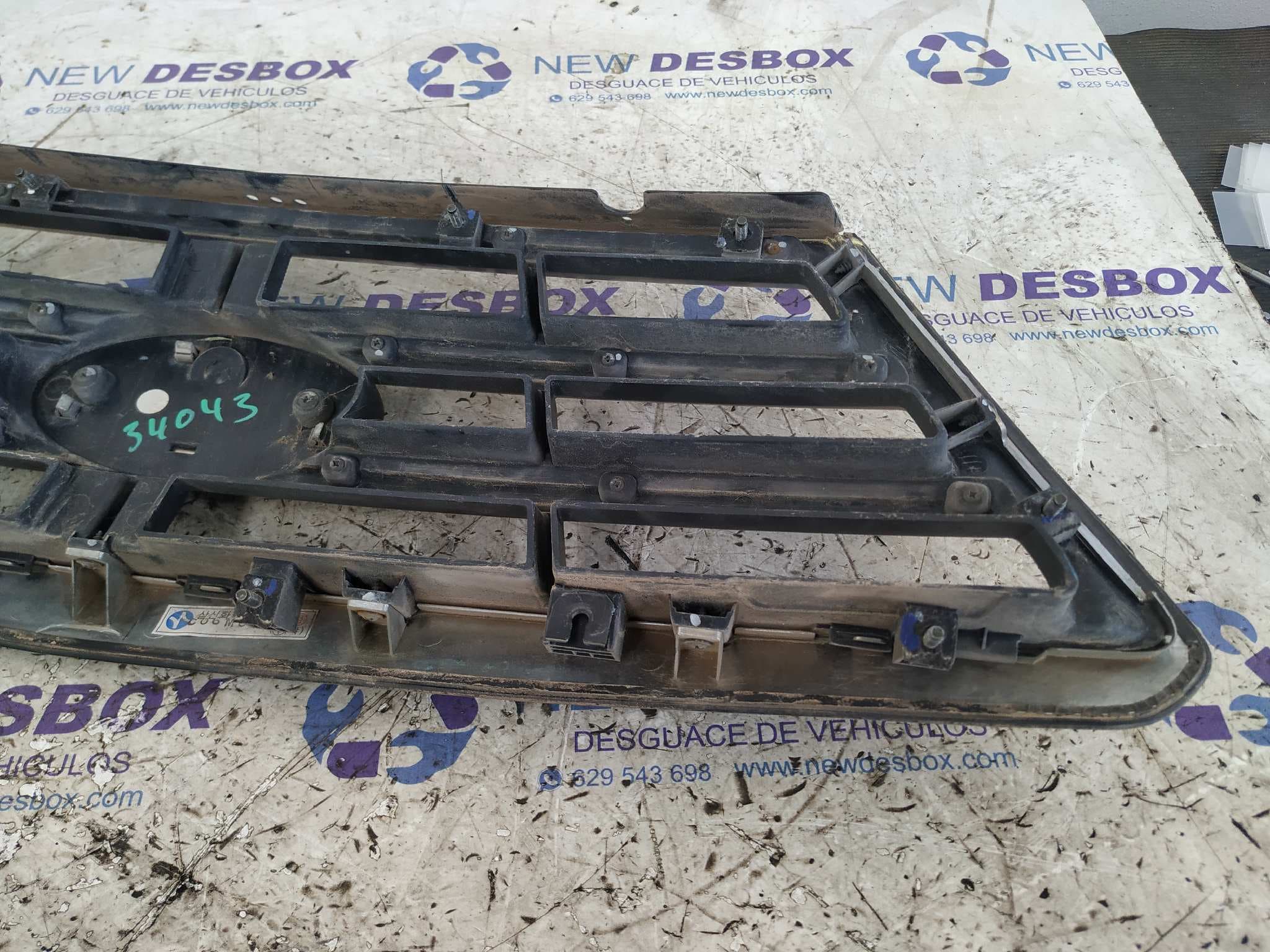 Recambio de REJILLA DELANTERA para KIA SORENTO 2.5 CRDi Concept D4CB referencia OEM IAM    - BLANCO 4