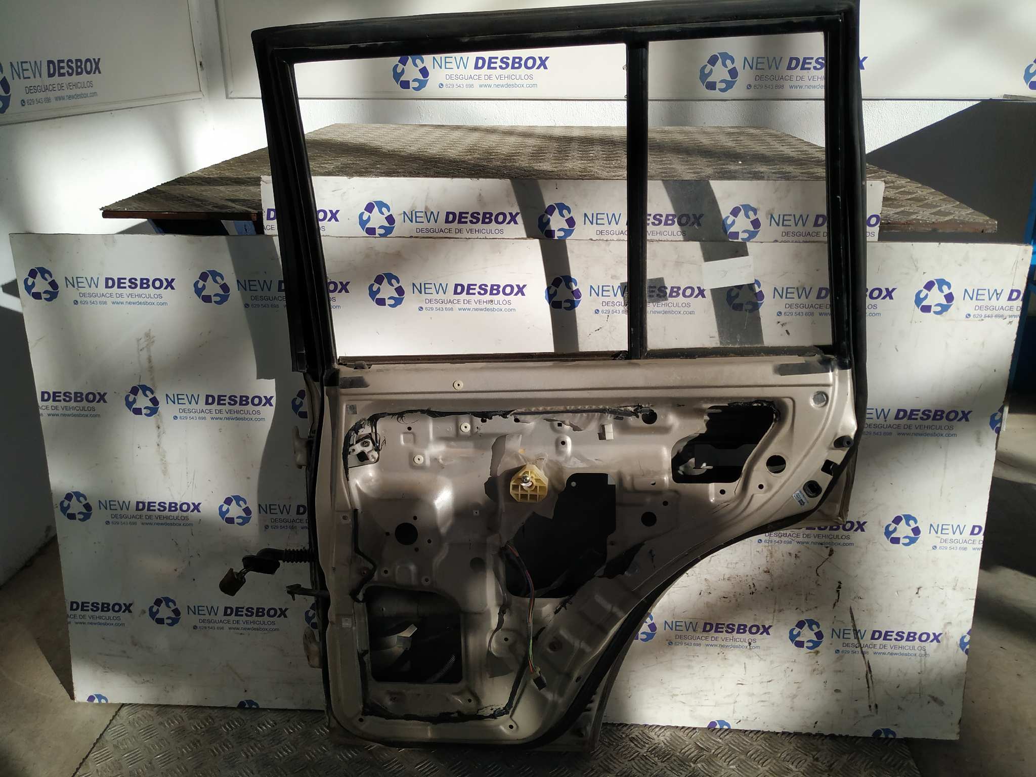 Recambio de PUERTA TRASERA DERECHA para MITSUBISHI MONTERO (V20/V40) referencia OEM IAM    - GRIS 4