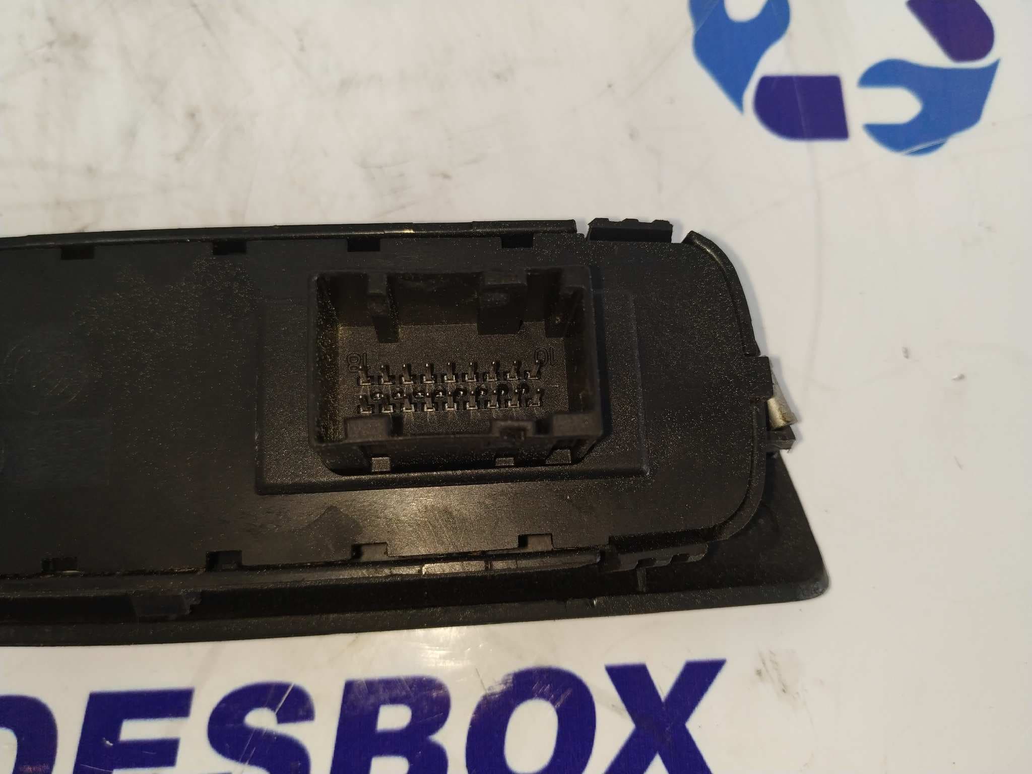 Recambio de MANDO ELEVALUNAS DELANTERO IZQUIERDO para FIAT STILO (192) 1.9 JTD / 1.9 JTD 115 Active 192A1000 referencia OEM IAM B569   - BLANCO 2
