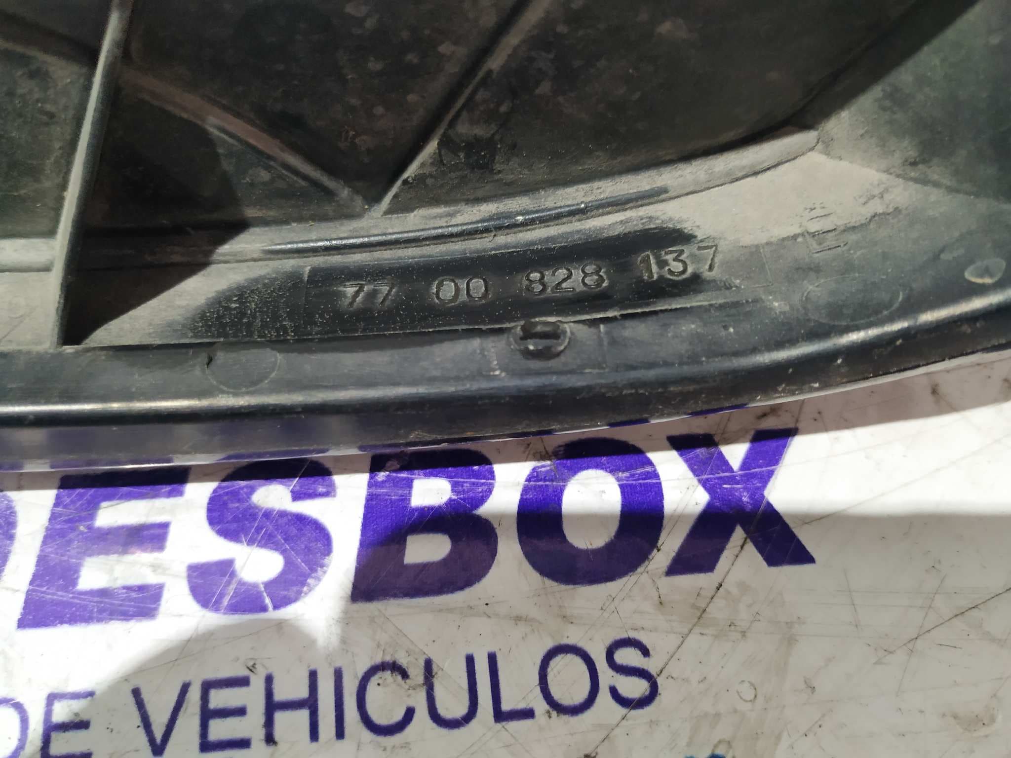 Recambio de PILOTO TRASERO IZQUIERDO para RENAULT MEGANE I BERLINA HATCHBACK (BA0) referencia OEM IAM 7700828137 2