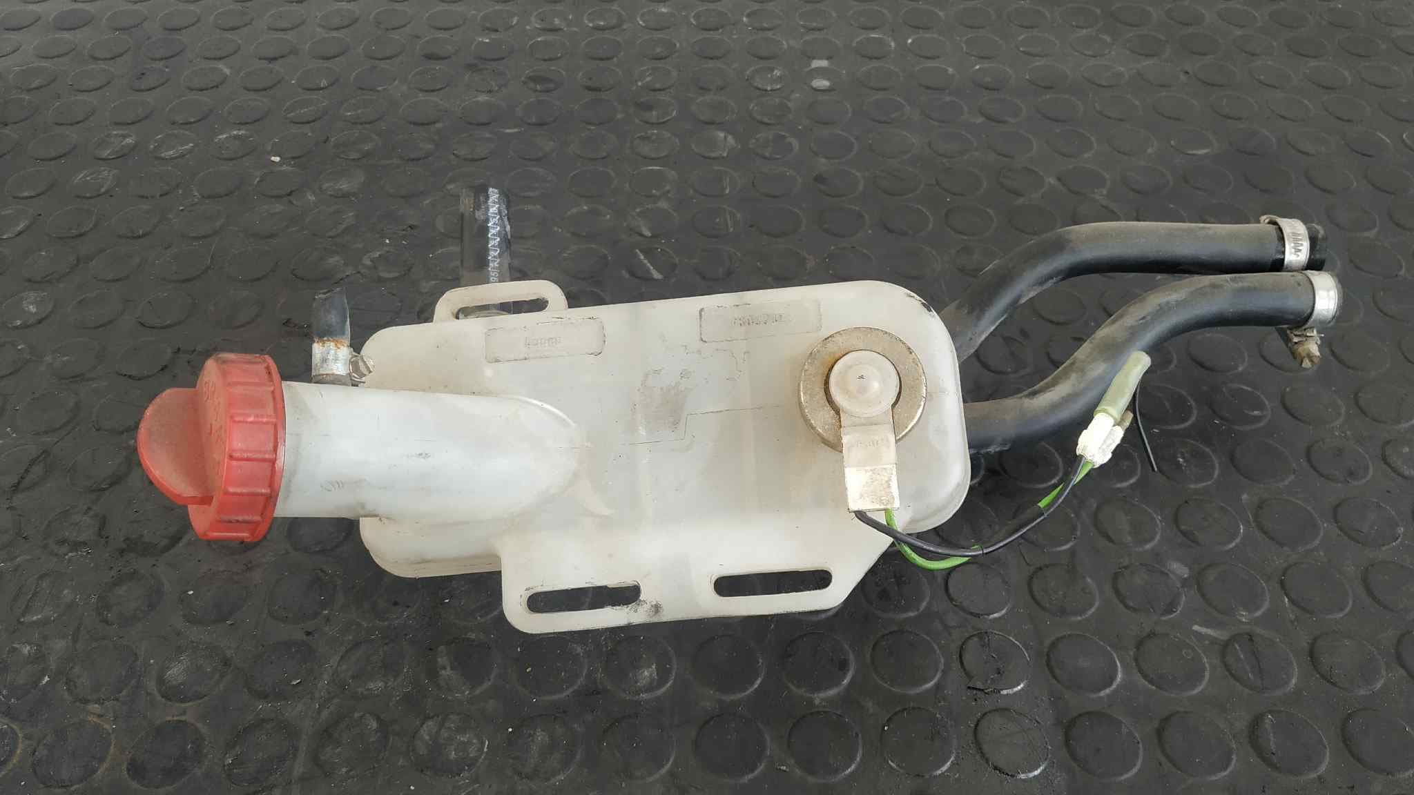 Recambio de DEPOSITO SERVO para NISSAN L-35 095 BD30 referencia OEM IAM 76047025 2