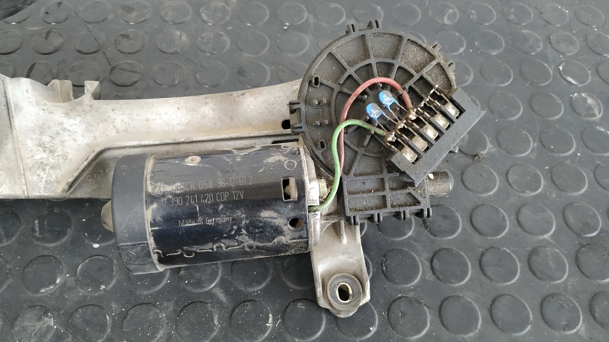 Recambio de MOTOR LIMPIA DELANTERO para MERCEDES-BENZ CLASE E (W210) BERLINA DIESEL 3.0 Turbodiesel CAT OM606962 referencia OEM IAM 0390241420   - GRIS 3