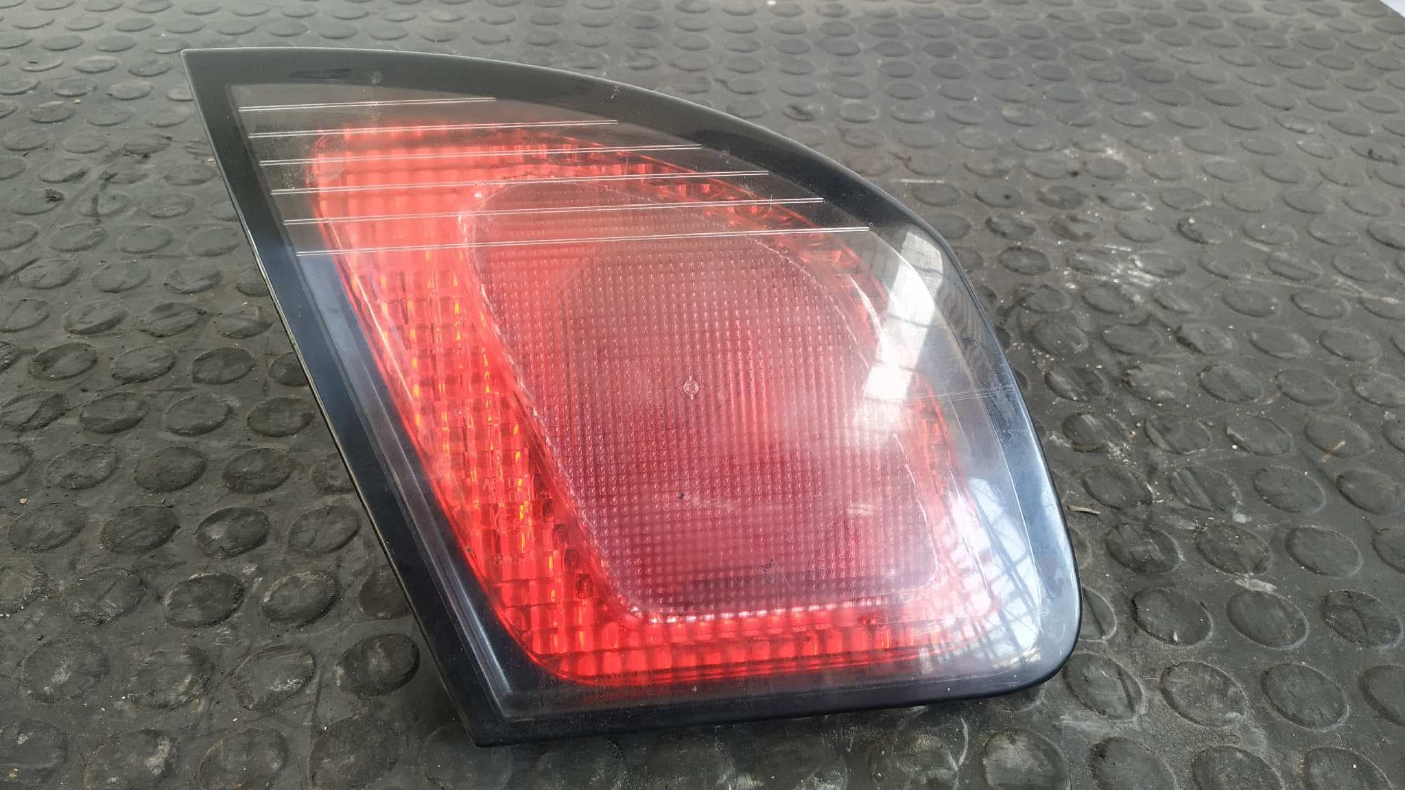 Recambio de PILOTO PORTON IZQUIERDO para NISSAN PRIMERA BERLINA (P11) 2.0 Turbodiesel CAT CD20 referencia OEM IAM 89020318   - GRANATE