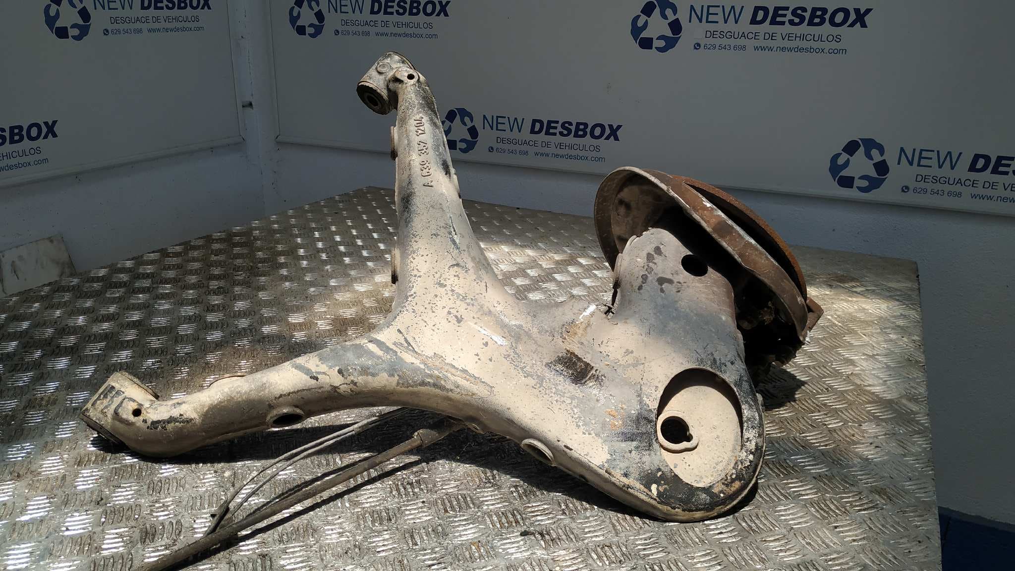 Recambio de MANGUETA TRASERA IZQUIERDA para MERCEDES-BENZ VITO CAJA CERRADA 6.03 -> 646983 referencia OEM IAM A6393521204   - BLANCO 3