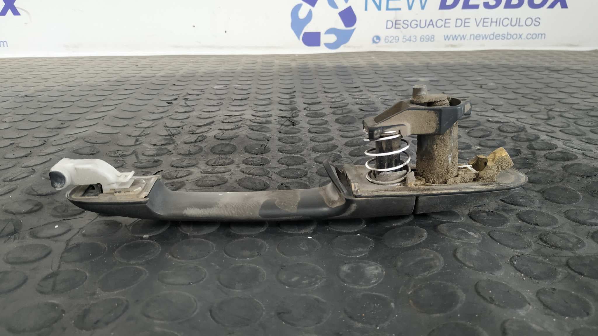 Recambio de MANETA DELANTERA IZQUIERDA para MERCEDES-BENZ VITO CAJA CERRADA 6.03 -> 109  CDI  Compacto  (639.601) 646983 referencia OEM IAM    - BLANCO 3