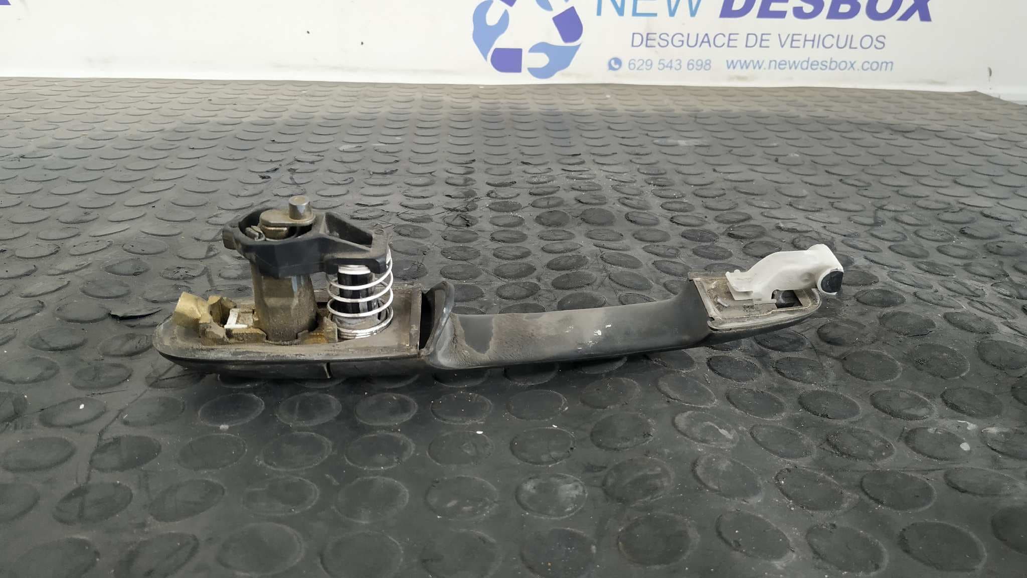 Recambio de MANETA DELANTERA IZQUIERDA para MERCEDES-BENZ VITO CAJA CERRADA 6.03 -> 109  CDI  Compacto  (639.601) 646983 referencia OEM IAM    - BLANCO 4