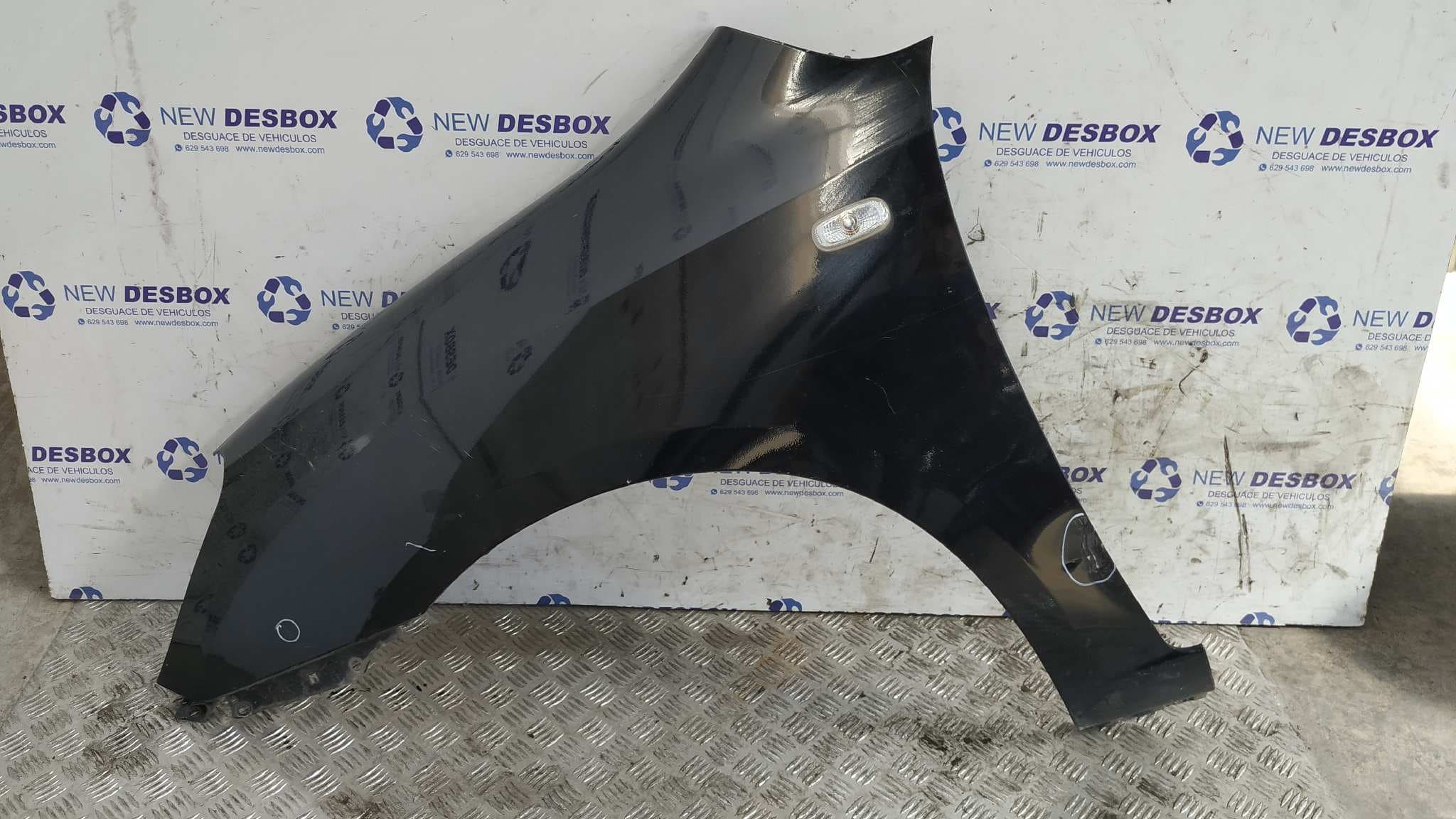 Recambio de ALETA DELANTERA IZQUIERDA para KIA CARENS (UN) 2.0 CRDi D4EA referencia OEM IAM    - NEGRO