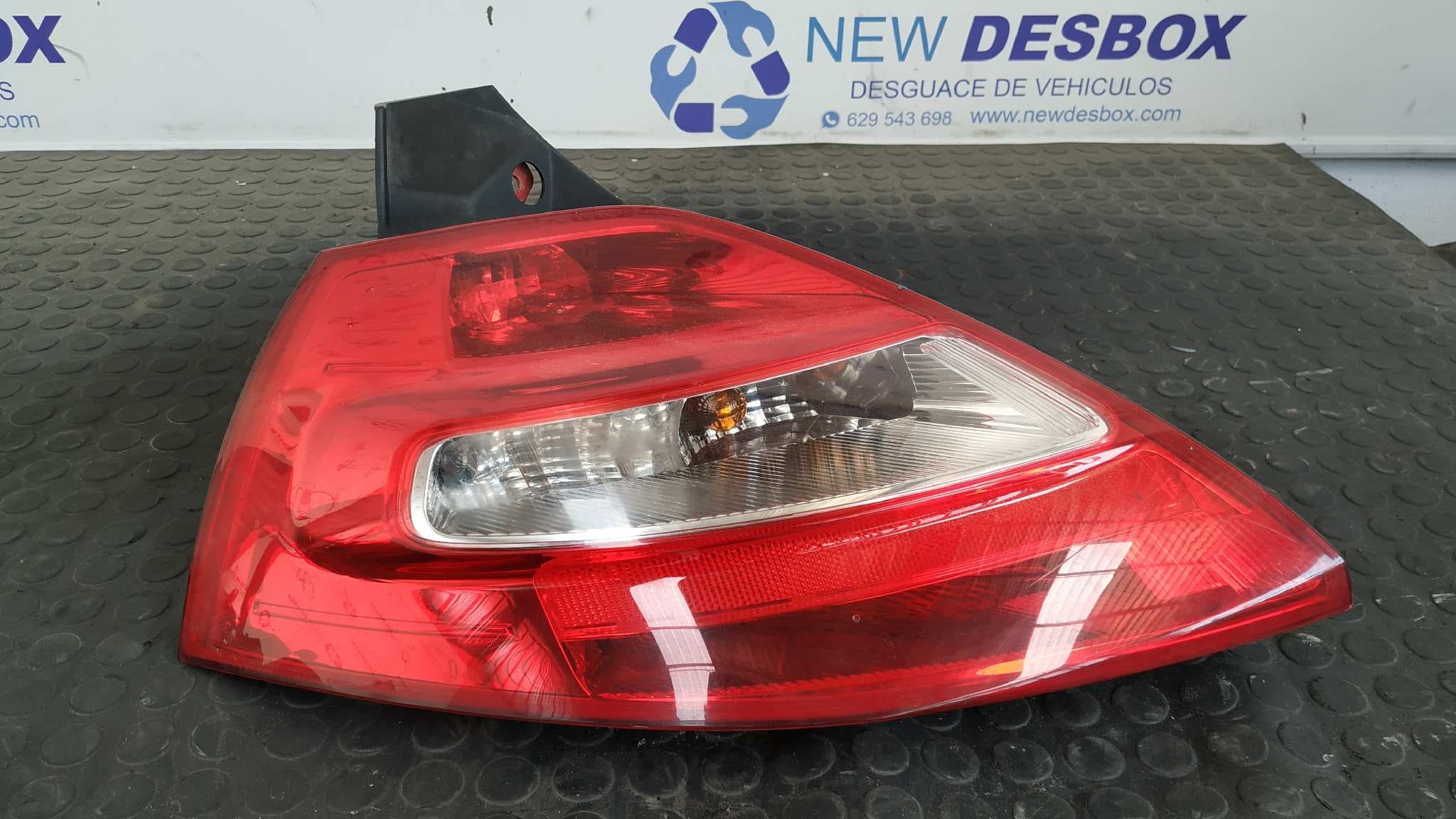 Recambio de PILOTO TRASERO IZQUIERDO para RENAULT MEGANE II BERLINA 5P Dynamique F9QE8 referencia OEM IAM 89397354   - BLANCO