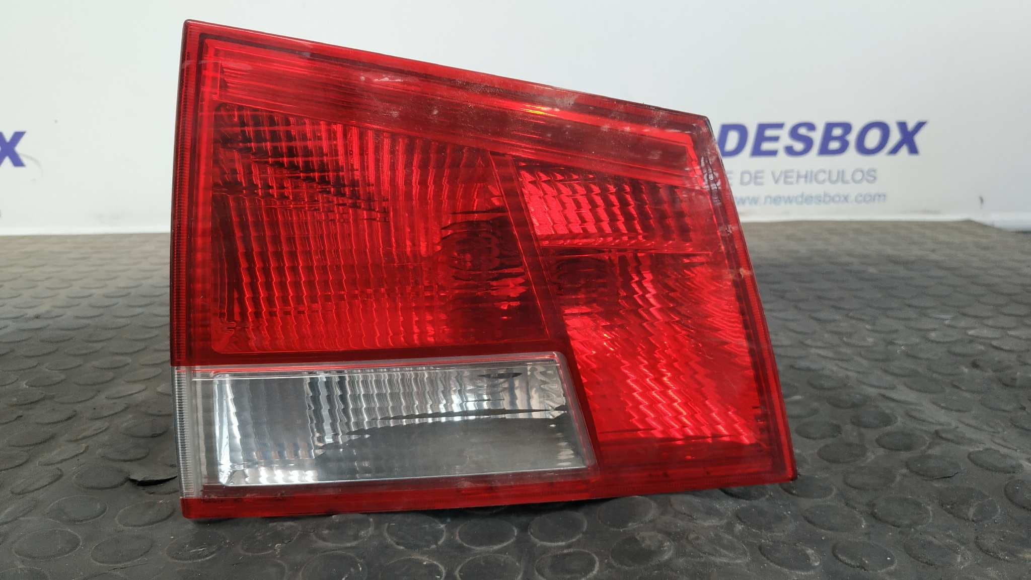 Recambio de PILOTO PORTON IZQUIERDO para OPEL VECTRA C CARAVAN 1.9 16V CDTI CAT (Z 19 DTH / LRD) referencia OEM IAM 24469463