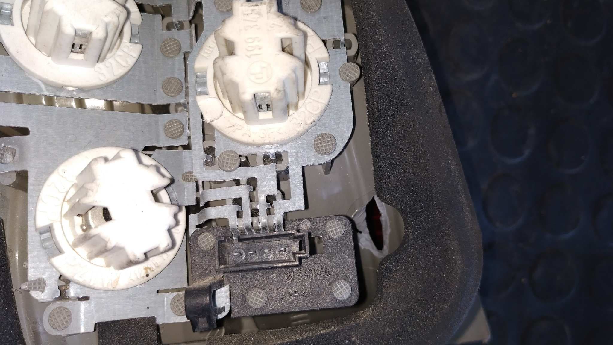 Recambio de PILOTO PORTON DERECHO para OPEL VECTRA C CARAVAN 1.9 16V CDTI CAT (Z 19 DTH / LRD) referencia OEM IAM 24469464 4