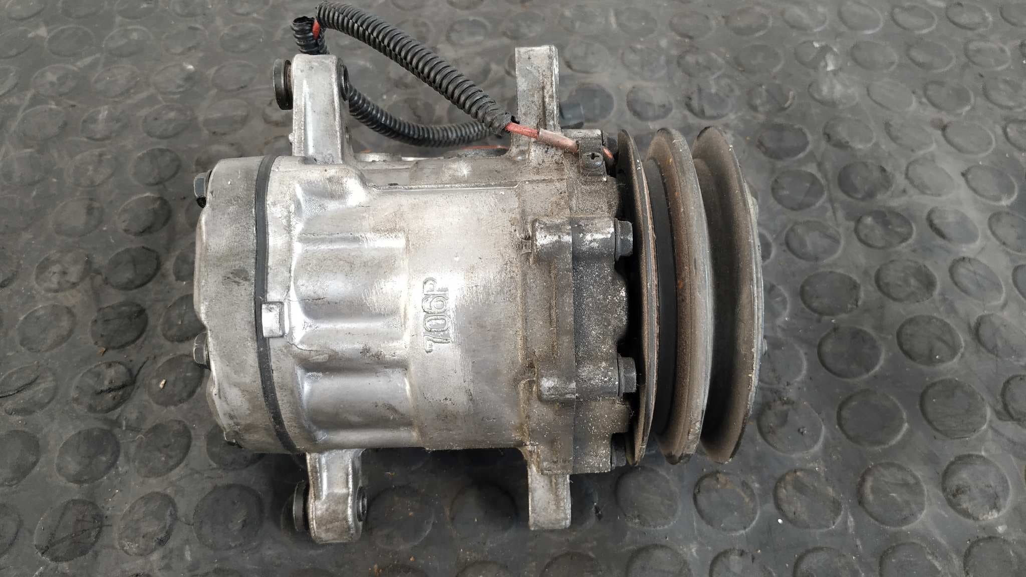 Recambio de COMPRESOR AIRE ACONDICIONADO para OPEL CORSA B X17D referencia OEM IAM 2827905934   - PLATA 4