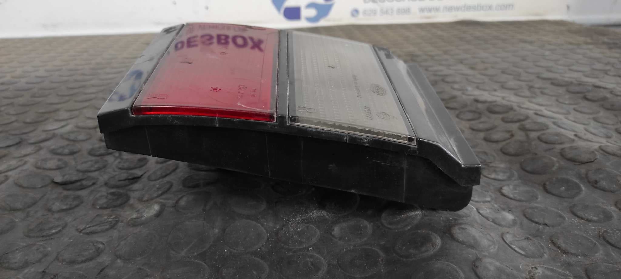 Recambio de PILOTO PORTON DERECHO para VOLKSWAGEN PASSAT BERLINA (312) Arriva 2E referencia OEM IAM 357945108   - ROJO 7