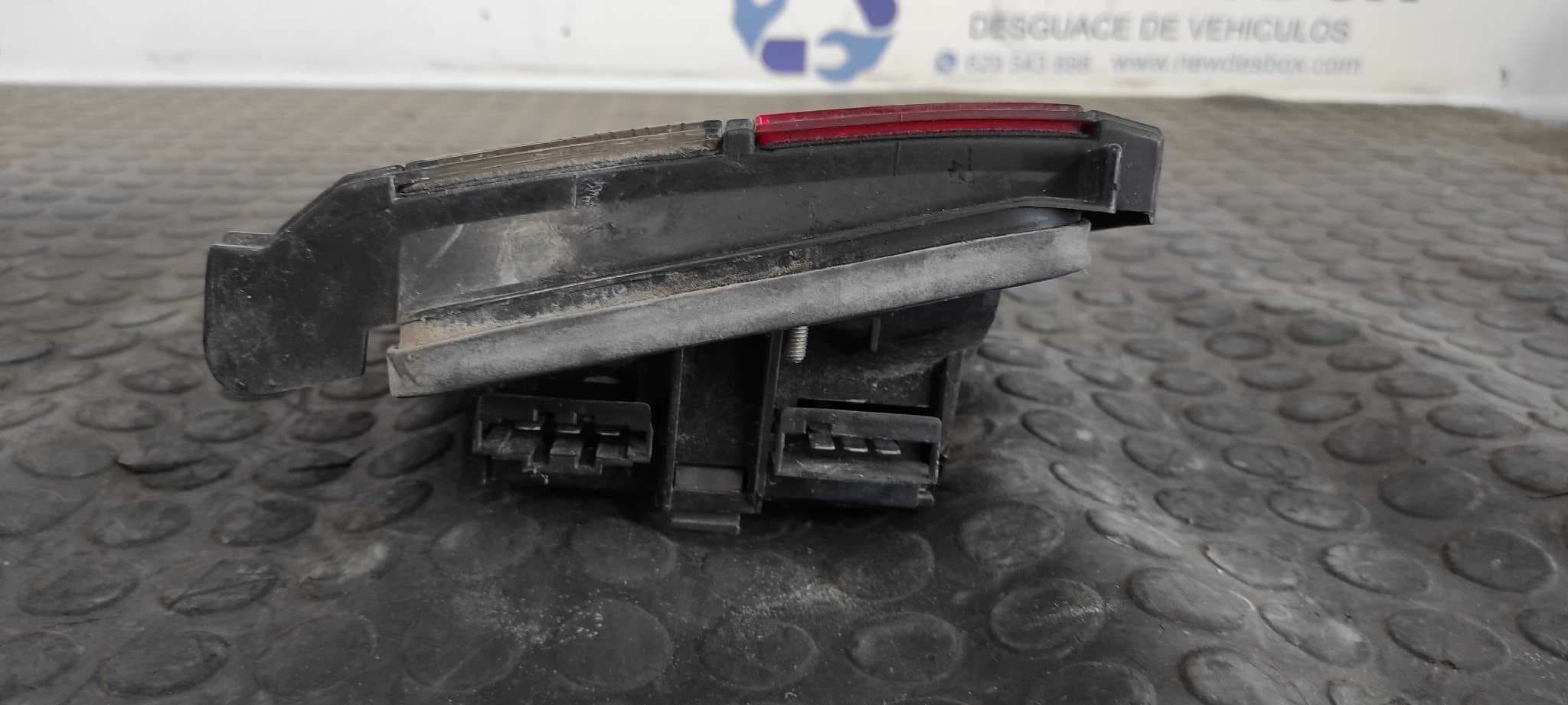 Recambio de PILOTO PORTON DERECHO para VOLKSWAGEN PASSAT BERLINA (312) Arriva 2E referencia OEM IAM 357945108   - ROJO 3