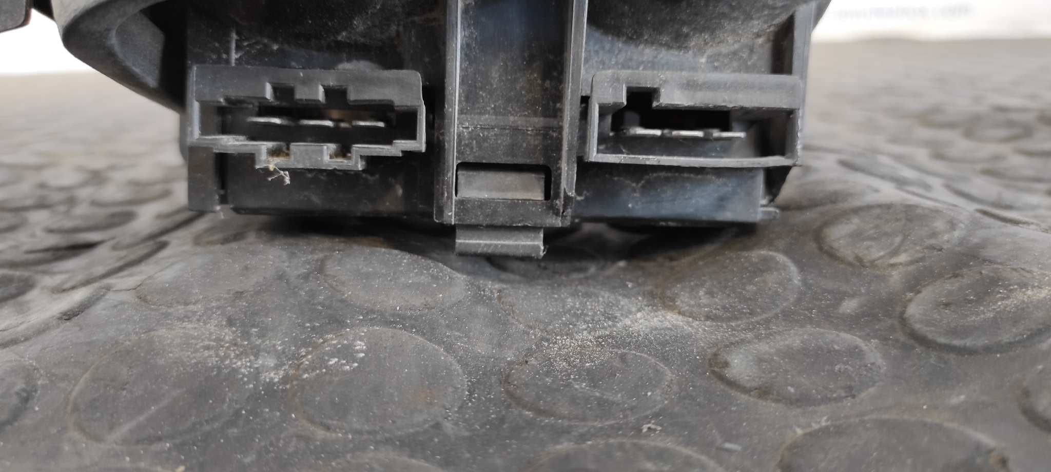 Recambio de PILOTO PORTON DERECHO para VOLKSWAGEN PASSAT BERLINA (312) Arriva 2E referencia OEM IAM 357945108   - ROJO 2