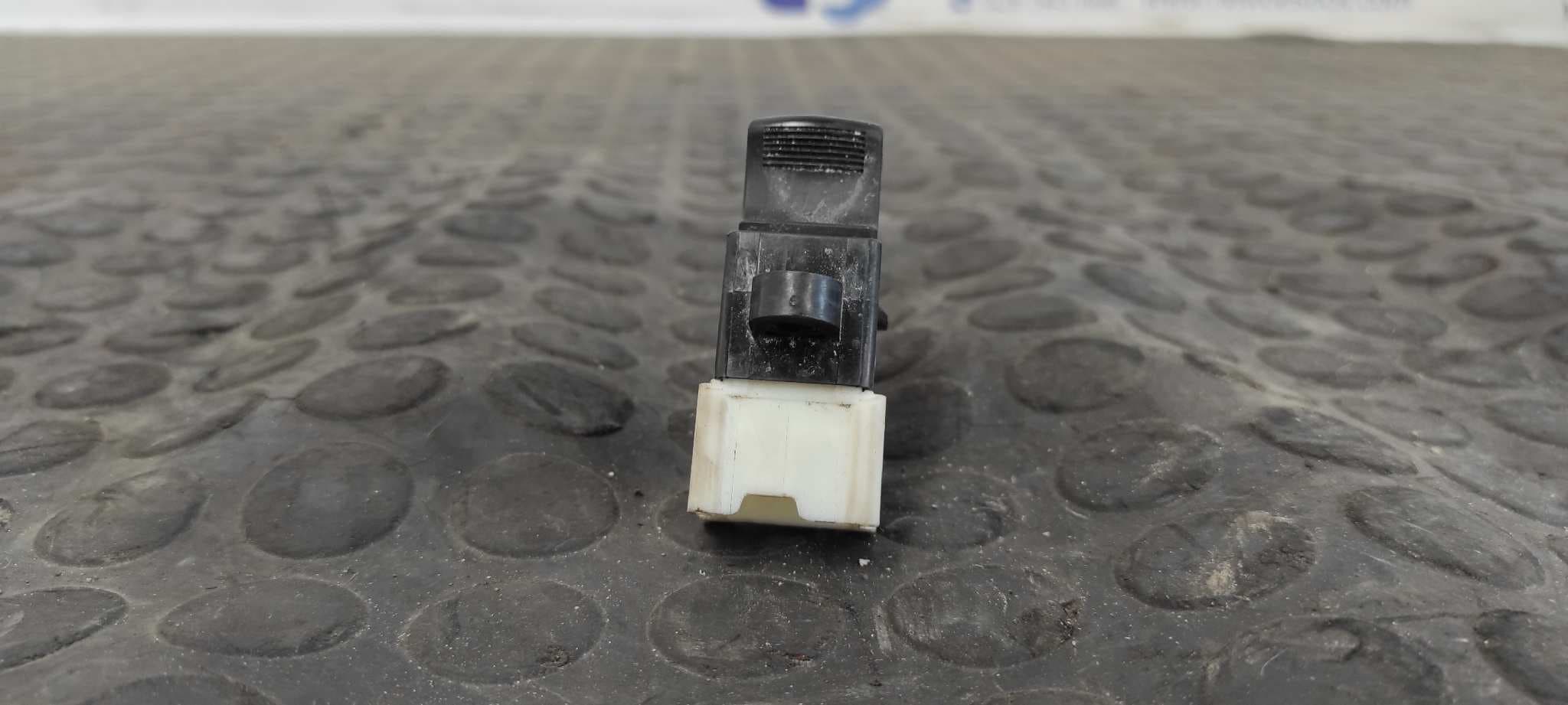 Recambio de MANDO ELEVALUNAS DELANTERO DERECHO para NISSAN MICRA (K12E) referencia OEM IAM 4