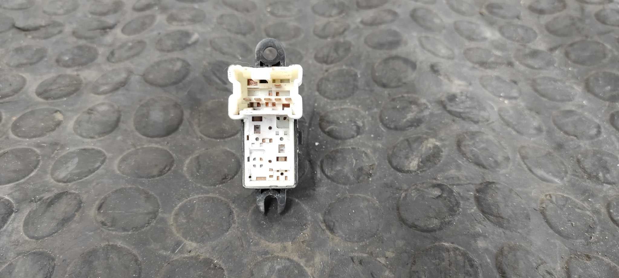 Recambio de MANDO ELEVALUNAS DELANTERO DERECHO para NISSAN MICRA (K12E) referencia OEM IAM 3