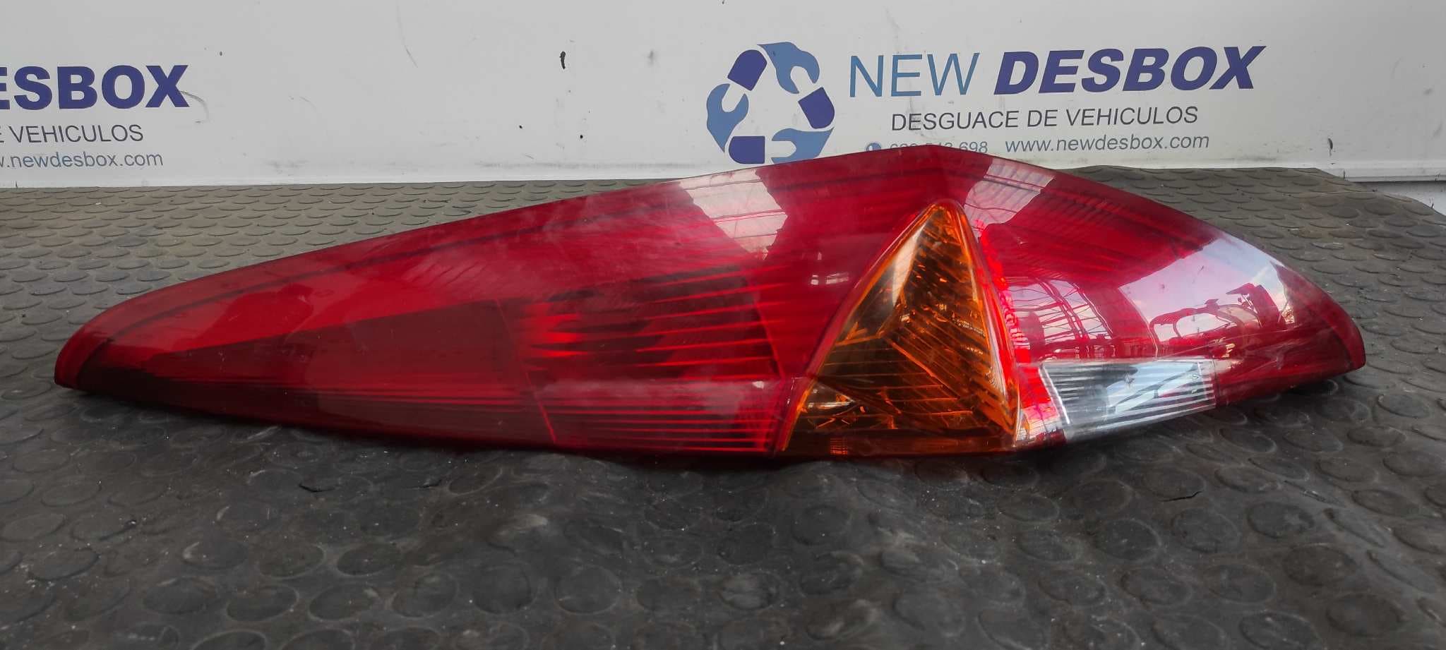 Recambio de PILOTO TRASERO DERECHO para FIAT PUNTO BERLINA (188) 1.2 CAT 188A4000 referencia OEM IAM 46523769   - GRANATE
