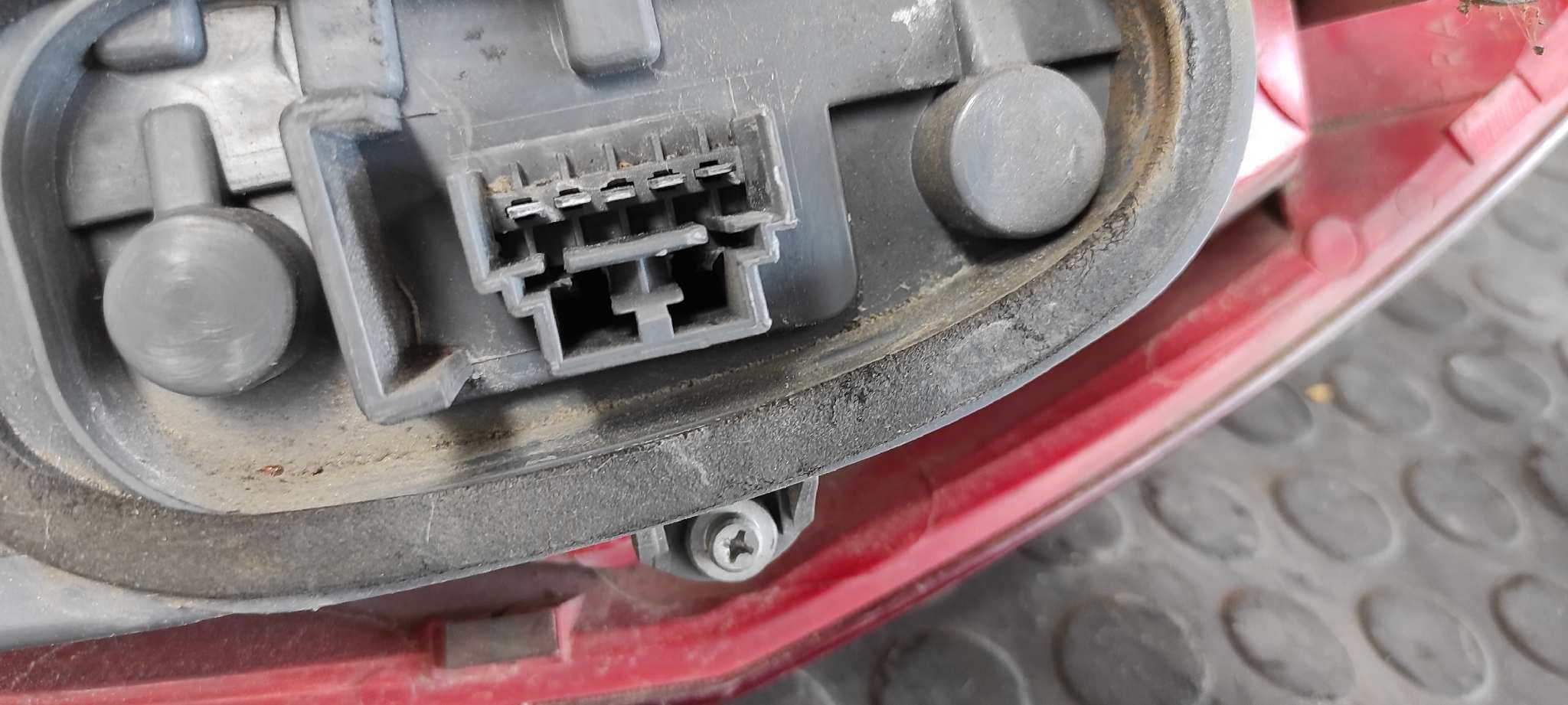 Recambio de PILOTO TRASERO DERECHO para FIAT PUNTO BERLINA (188) 1.2 CAT 188A4000 referencia OEM IAM 46523769   - GRANATE 7