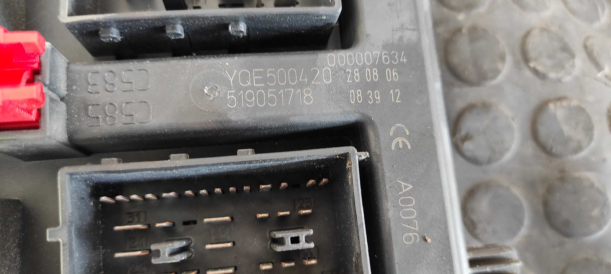 Recambio de CAJA RELES / FUSIBLES para LAND ROVER RANGE ROVER SPORT 276DT referencia OEM IAM YQE500420   - NEGRO 5