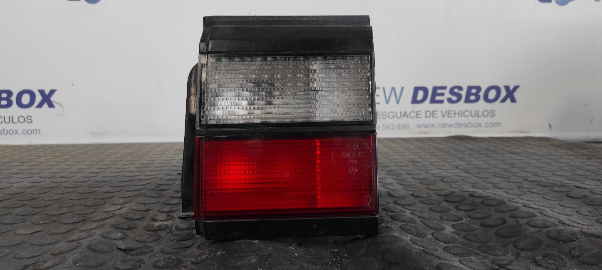 Recambio de PILOTO PORTON DERECHO para VOLKSWAGEN PASSAT (321/23/27/31) referencia OEM IAM 357945108