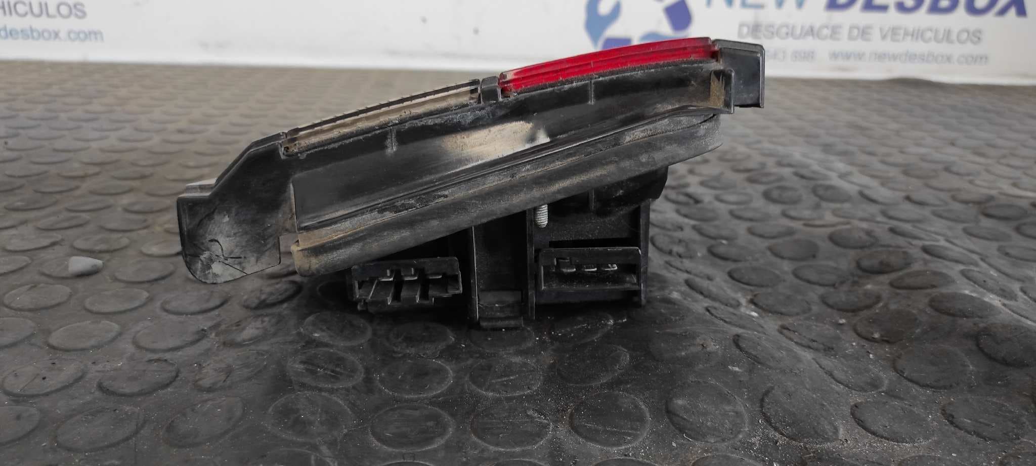 Recambio de PILOTO PORTON DERECHO para VOLKSWAGEN PASSAT (321/23/27/31) referencia OEM IAM 357945108 6