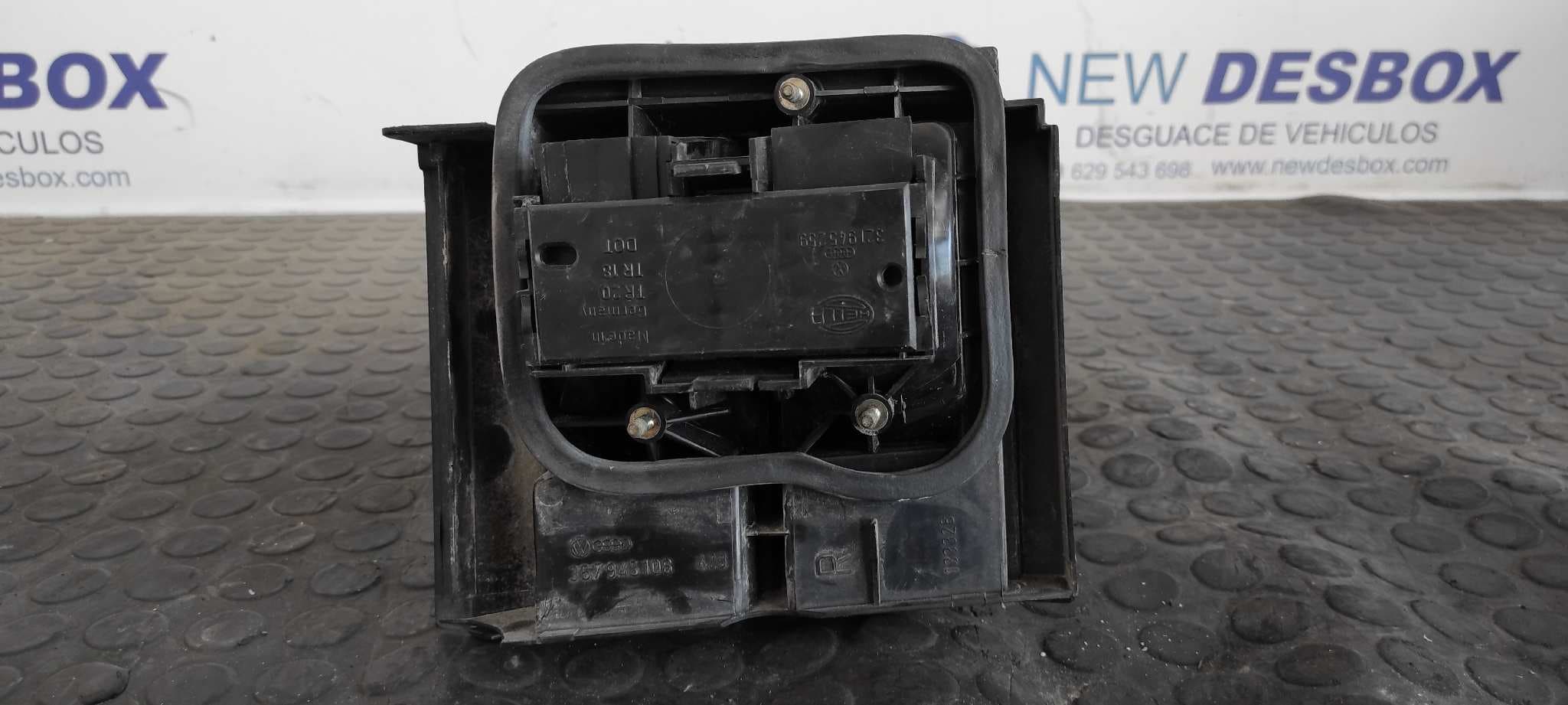 Recambio de PILOTO PORTON DERECHO para VOLKSWAGEN PASSAT (321/23/27/31) referencia OEM IAM 357945108 9