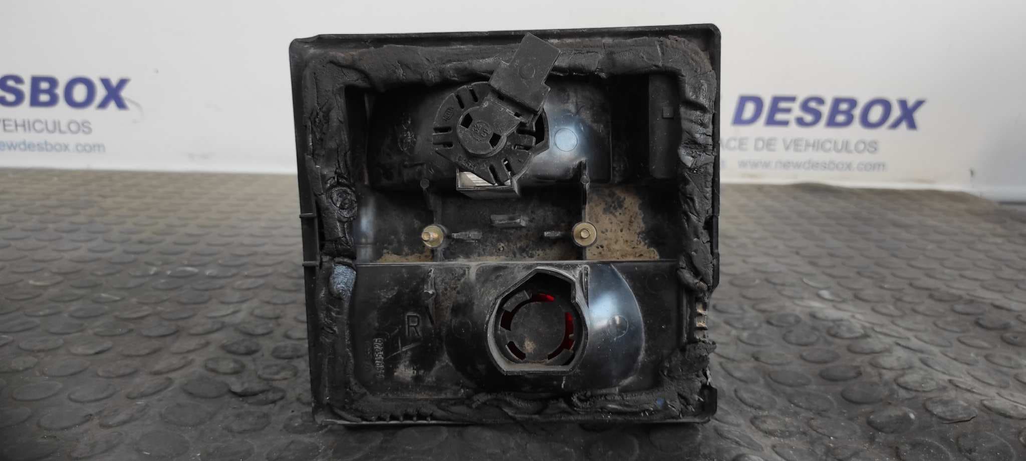 Recambio de PILOTO TRASERO DERECHO INTERIOR para AUDI 100 BERLINA (443) 2.2 KU referencia OEM IAM 443945226   - AZUL 5