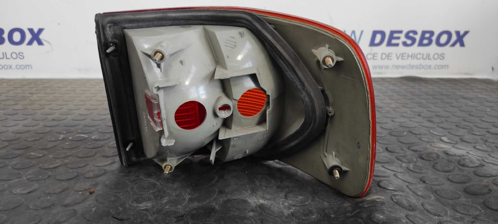 Recambio de PILOTO TRASERO IZQUIERDO para AUDI 100 BERLINA (C4) 2.0 referencia OEM IAM 4A5945095   - BLANCO 2