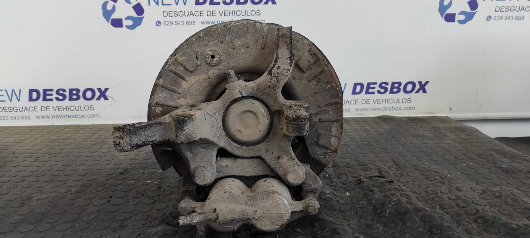 Recambio de MANGUETA DELANTERA IZQUIERDA para MERCEDES-BENZ VITO CAJA CERRADA 6.03 -> 646983 referencia OEM IAM 6393301232   - BLANCO