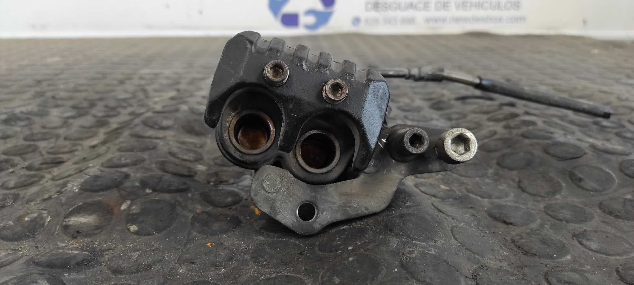 Recambio de PINZA DE FRENO TRASERA DERECHA para PIAGGIO (VESPA) BEVERLY Beverly 400 referencia OEM IAM    - NEGRO 4
