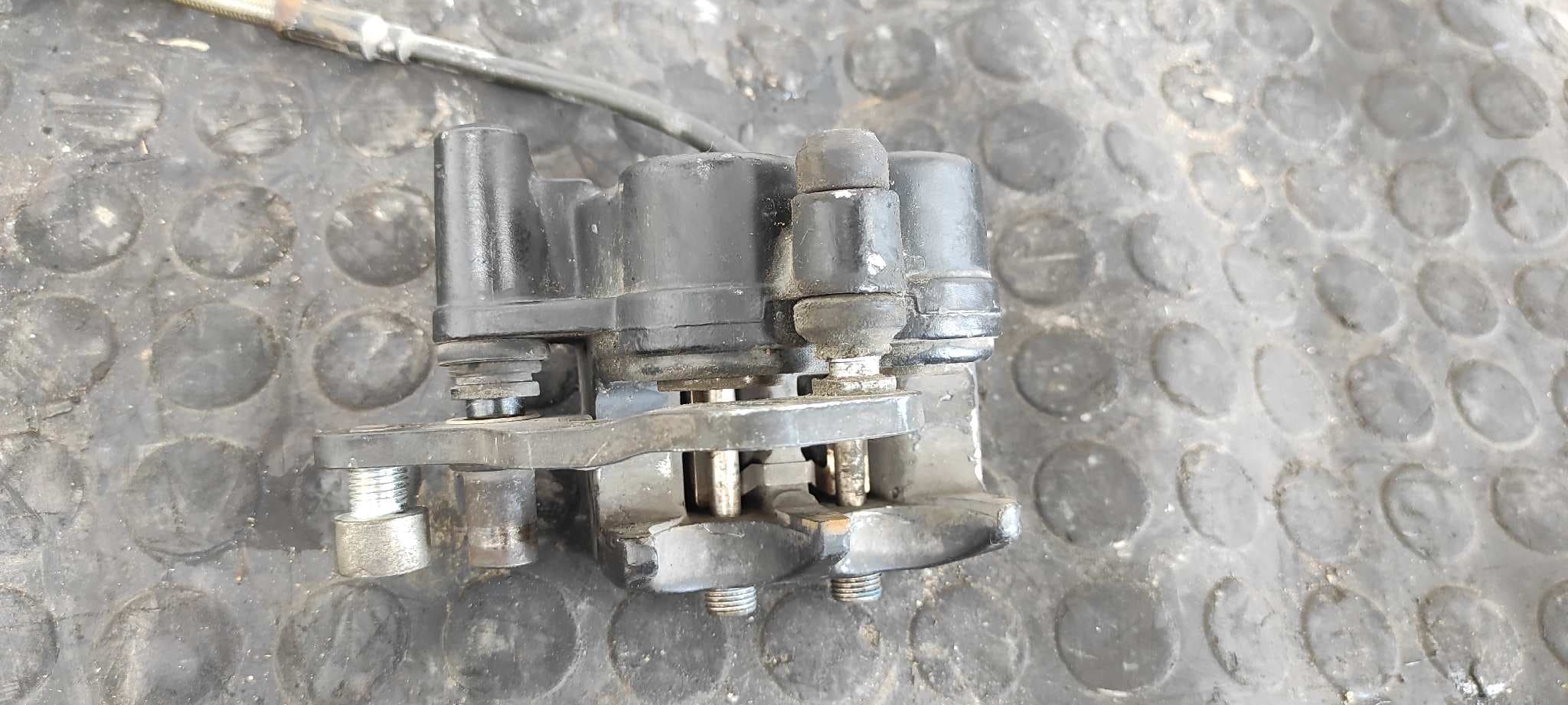 Recambio de PINZA DE FRENO TRASERA DERECHA para PIAGGIO (VESPA) BEVERLY Beverly 400 referencia OEM IAM    - NEGRO 5
