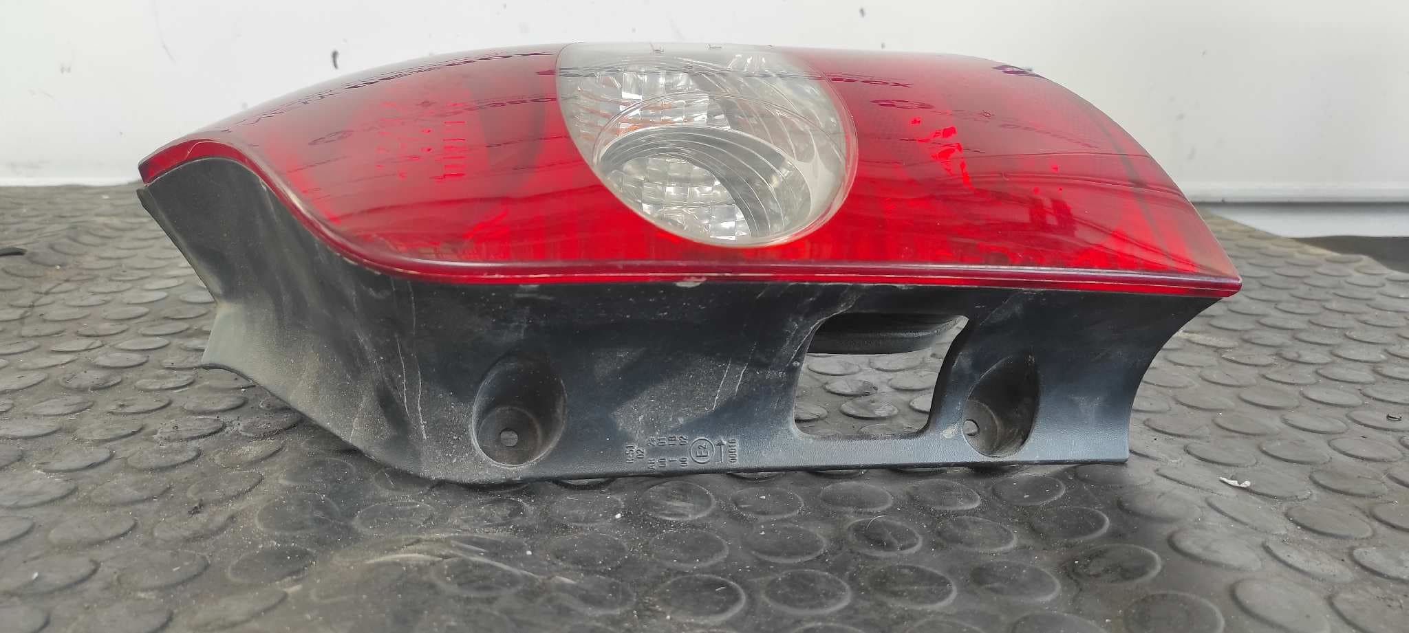 Recambio de PILOTO TRASERO DERECHO para RENAULT LAGUNA II GRANDTOUR (KG0) 1.9 dCi Diesel F9Q C7 referencia OEM IAM 8200002472   - DORADO 2