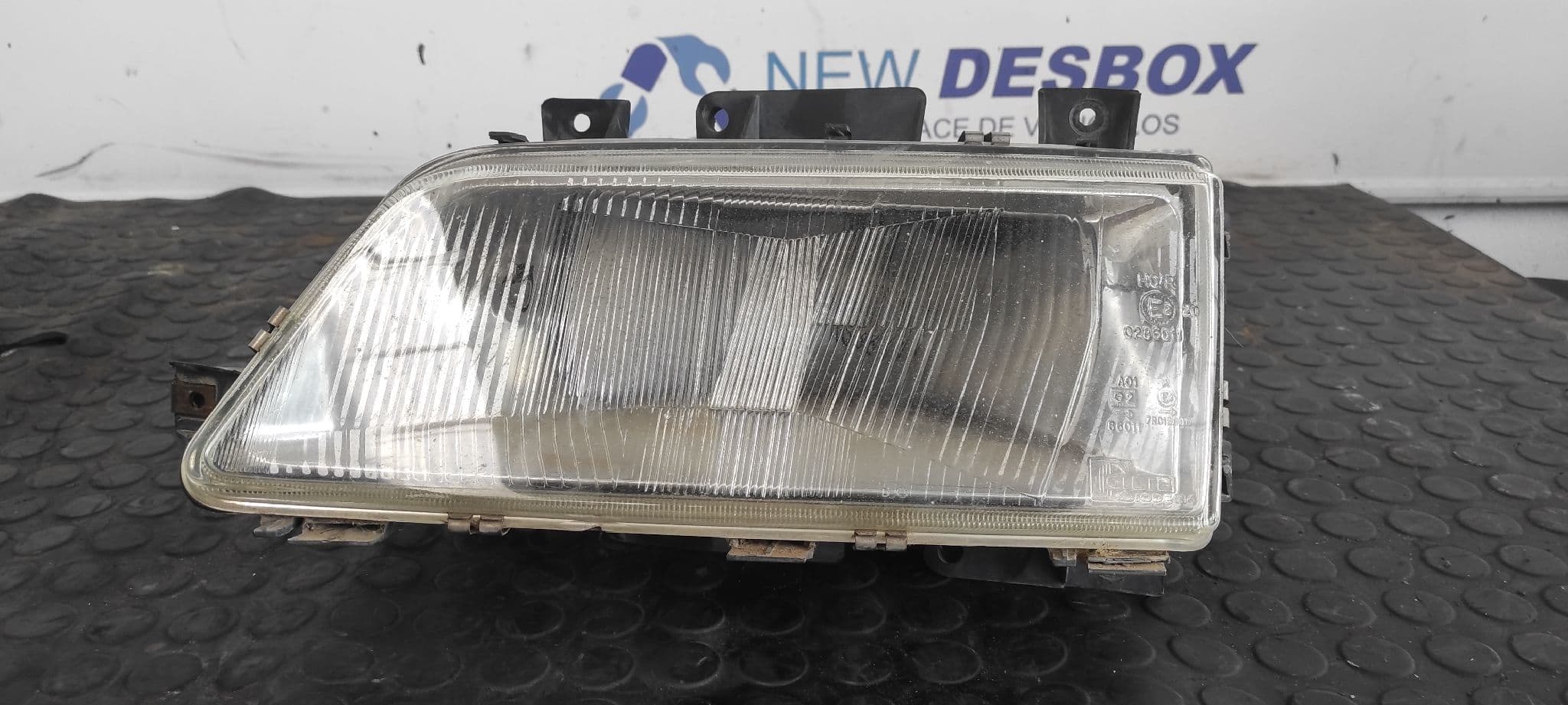 Recambio de FARO IZQUIERDO para PEUGEOT 405 BERLINA Embassy D D9BXUD9A referencia OEM IAM 0286011   - BLANCO