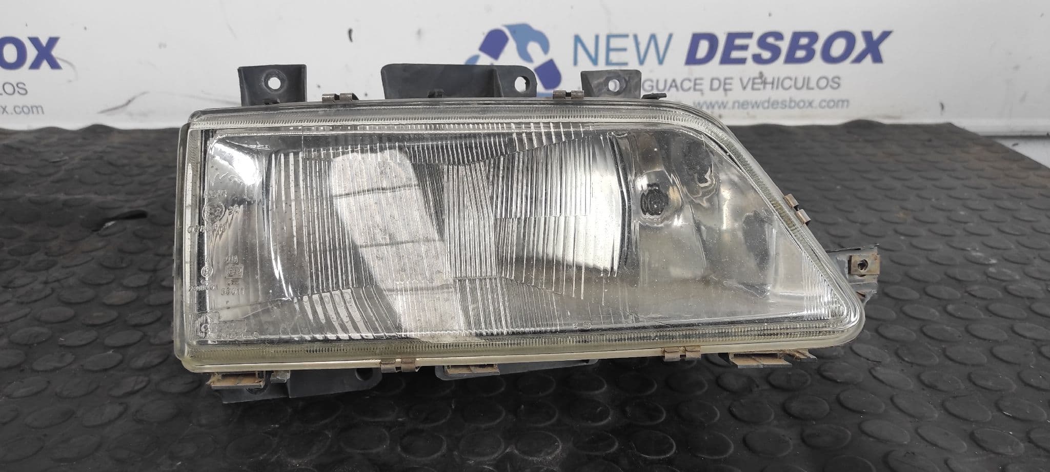 Recambio de FARO DERECHO para PEUGEOT 405 BERLINA Embassy D D9BXUD9A referencia OEM IAM 0286011   - BLANCO
