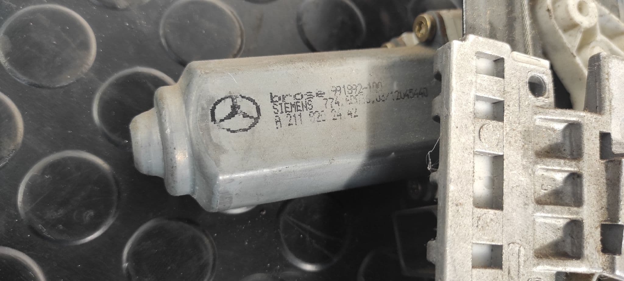 Recambio de ELEVALUNAS TRASERO DERECHO para MERCEDES-BENZ CLASE E (W211) BERLINA OM647961 referencia OEM IAM 2117300246   - AZUL 3