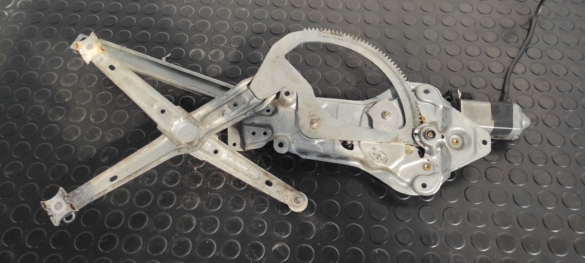 Recambio de ELEVALUNAS DELANTERO IZQUIERDO para BMW SERIE 5 BERLINA (E34) 525i (141kW) M50B25 referencia OEM IAM 513219440699   - BLANCO 4