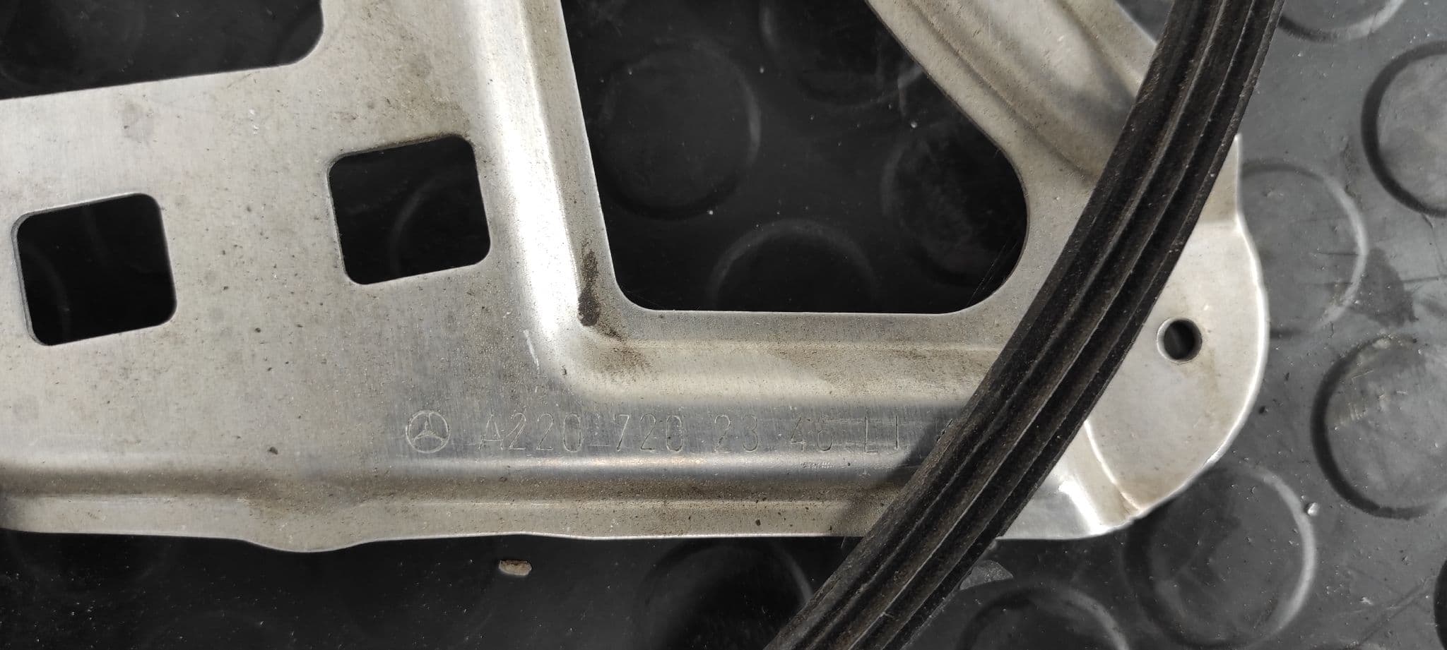 Recambio de ELEVALUNAS DELANTERO IZQUIERDO para MERCEDES-BENZ CLASE S (W220) BERLINA OM648960 referencia OEM IAM A2207202346   - GRIS 2