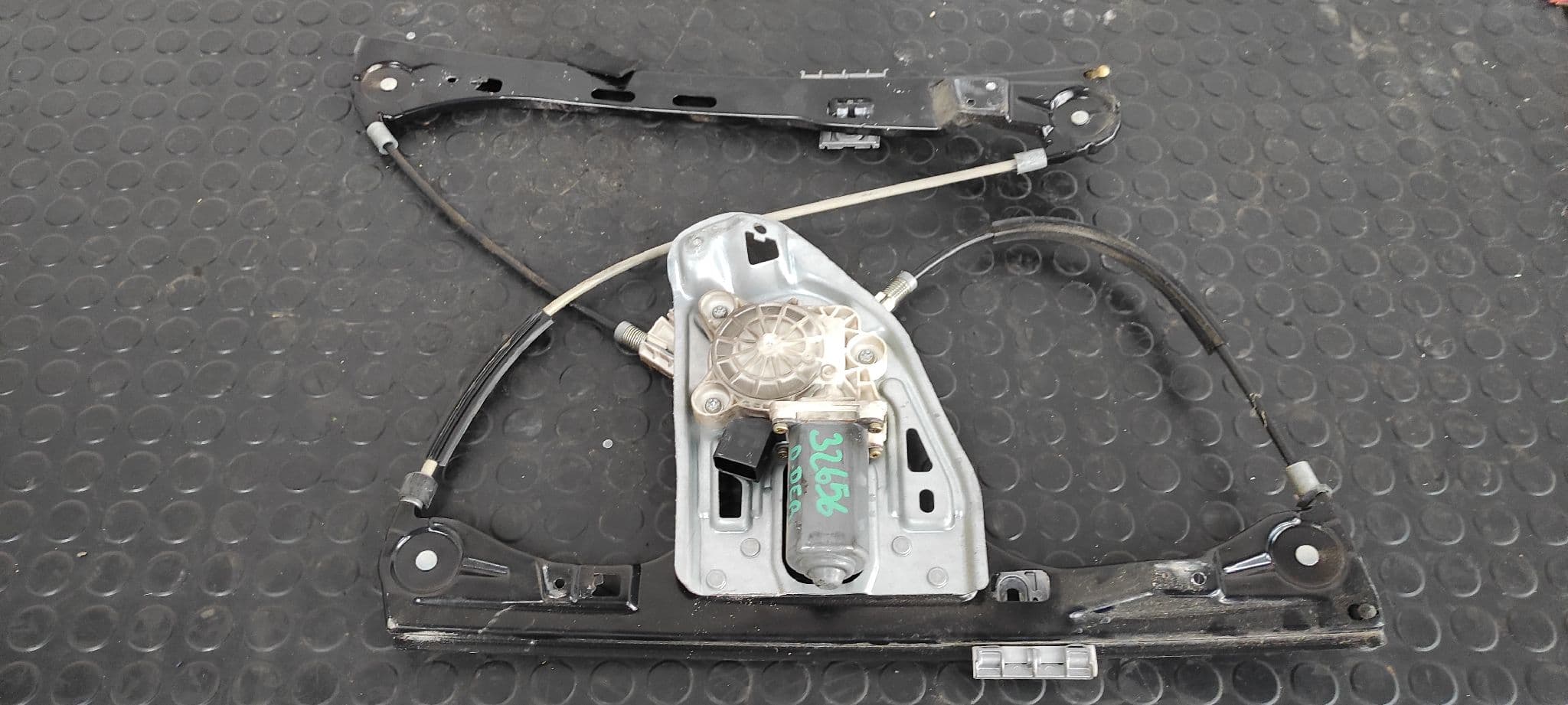 Recambio de ELEVALUNAS DELANTERO DERECHO para MERCEDES-BENZ CLASE C (W203) BERLINA 2.2 CDI CAT OM611962 referencia OEM IAM A2037202446   - GRIS