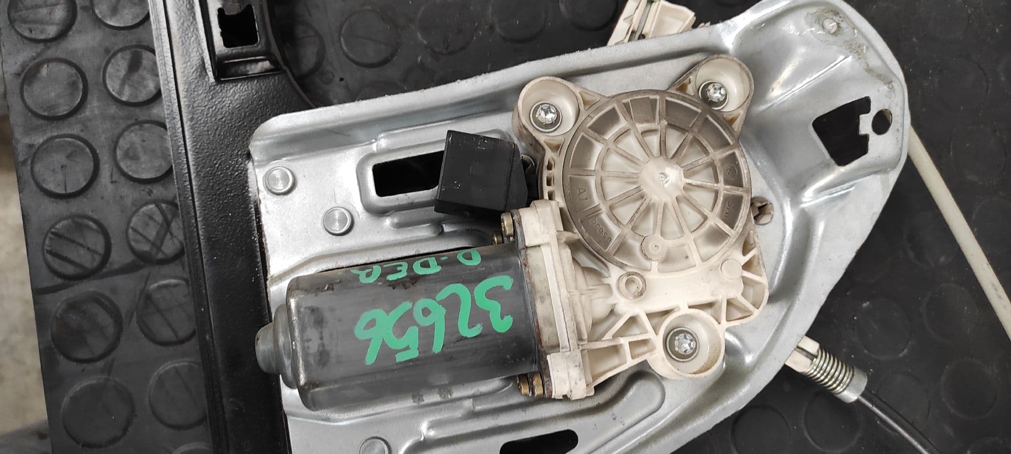 Recambio de ELEVALUNAS DELANTERO DERECHO para MERCEDES-BENZ CLASE C (W203) BERLINA 2.2 CDI CAT OM611962 referencia OEM IAM A2037202446   - GRIS 3