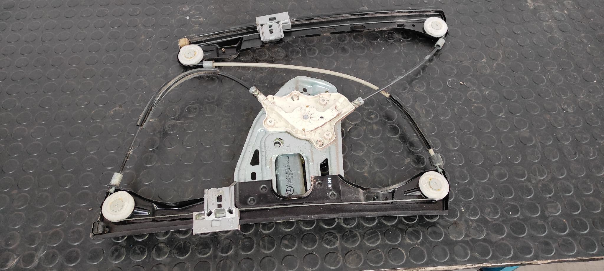 Recambio de ELEVALUNAS DELANTERO DERECHO para MERCEDES-BENZ CLASE C (W203) BERLINA 2.2 CDI CAT OM611962 referencia OEM IAM A2037202446   - GRIS 4