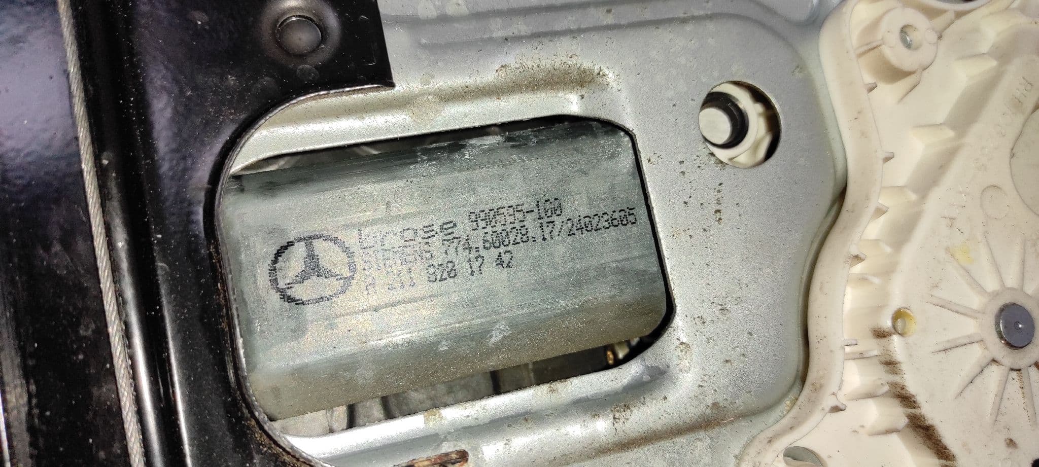 Recambio de ELEVALUNAS DELANTERO DERECHO para MERCEDES-BENZ CLASE C (W203) BERLINA 2.2 CDI CAT OM611962 referencia OEM IAM A2037202446   - GRIS 2