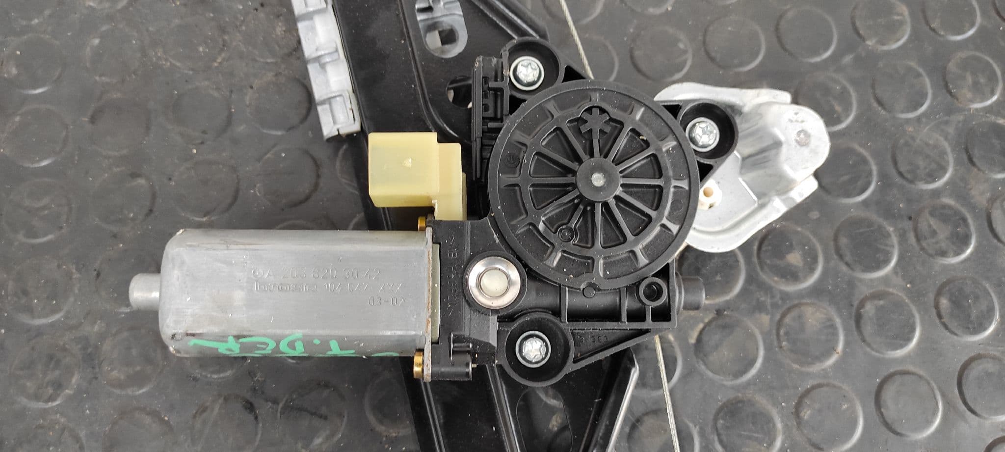 Recambio de ELEVALUNAS TRASERO DERECHO para MERCEDES-BENZ CLASE C (W203) BERLINA 2.2 CDI CAT OM611962 referencia OEM IAM A2038203042   - GRIS 4