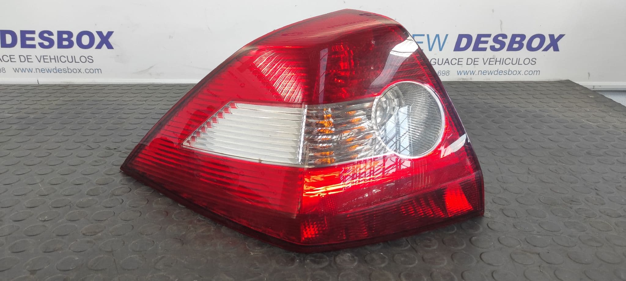 Recambio de PILOTO TRASERO IZQUIERDO para RENAULT MEGANE II BERLINA 3P Confort Expression K9KD7 referencia OEM IAM    - BLANCO