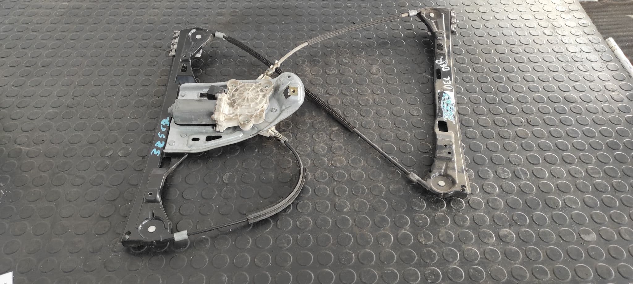 Recambio de ELEVALUNAS DELANTERO DERECHO para MERCEDES-BENZ CLASE C (W203) SPORTCOUPE C 220 CDI Indianapolis (203.706) OM611962 referencia OEM IAM A2037202646   - NEGRO 5