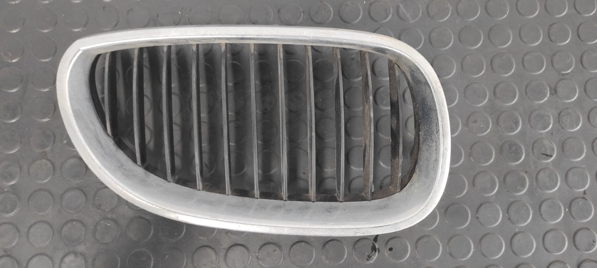 Recambio de REJILLA PARAGOLPES DERECHA para BMW SERIE 5 BERLINA (E60) 530d N57306D2 referencia OEM IAM 51137065702   - GRIS