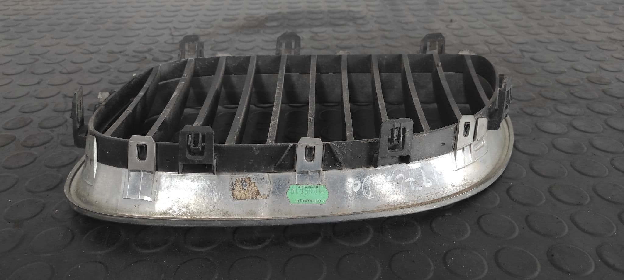 Recambio de REJILLA PARAGOLPES DERECHA para BMW SERIE 5 BERLINA (E60) 530d N57306D2 referencia OEM IAM 51137065702   - GRIS 6
