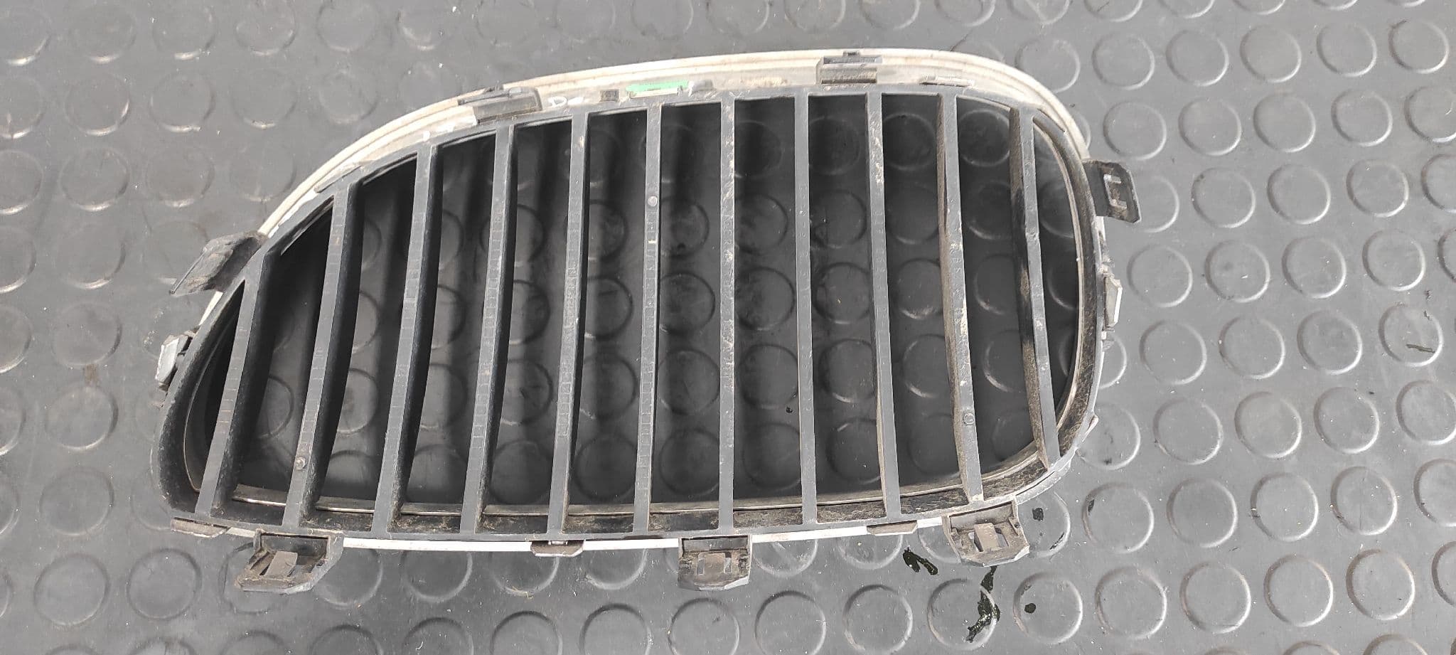 Recambio de REJILLA PARAGOLPES DERECHA para BMW SERIE 5 BERLINA (E60) 530d N57306D2 referencia OEM IAM 51137065702   - GRIS 2