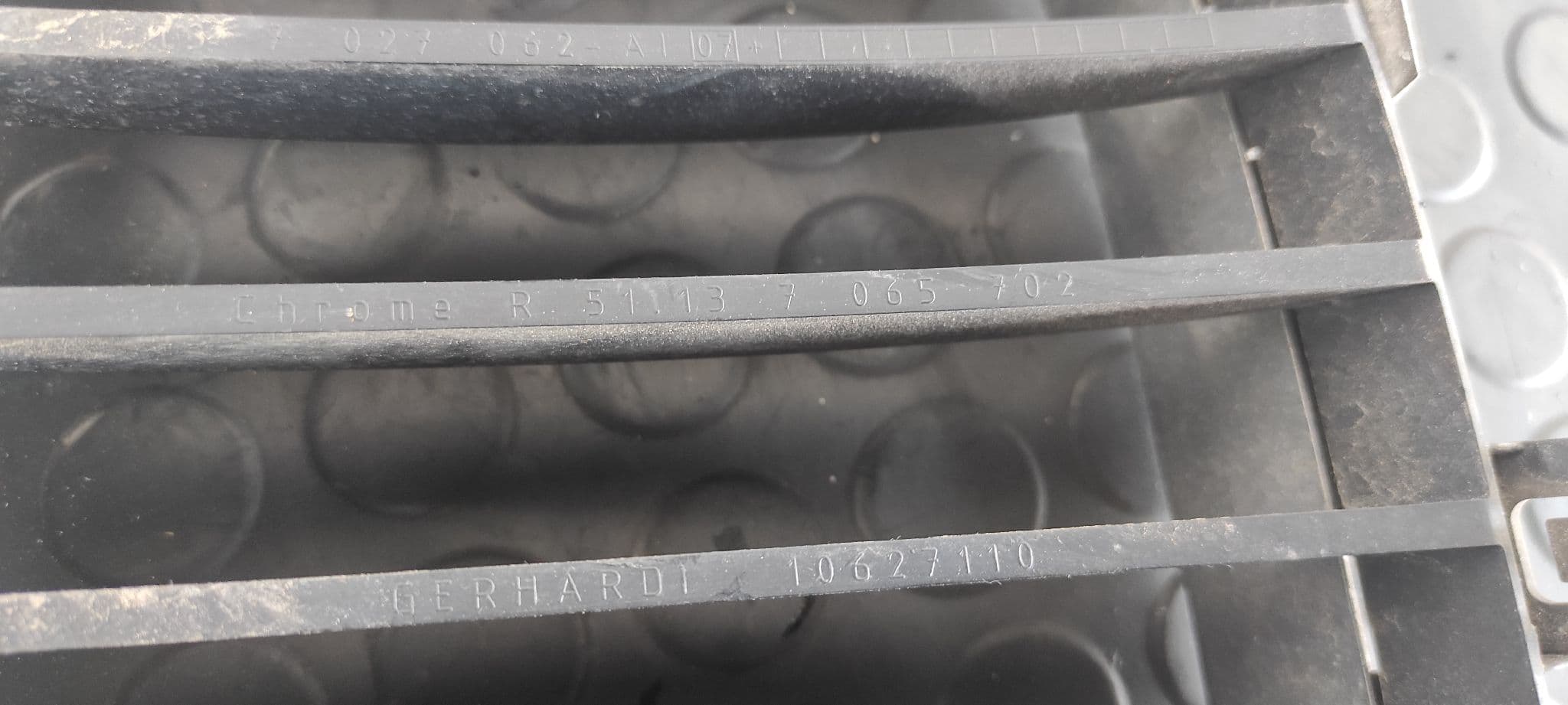 Recambio de REJILLA PARAGOLPES DERECHA para BMW SERIE 5 BERLINA (E60) 530d N57306D2 referencia OEM IAM 51137065702   - GRIS 4